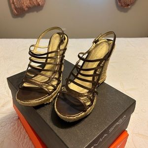 Via spiga metallic brown wedge